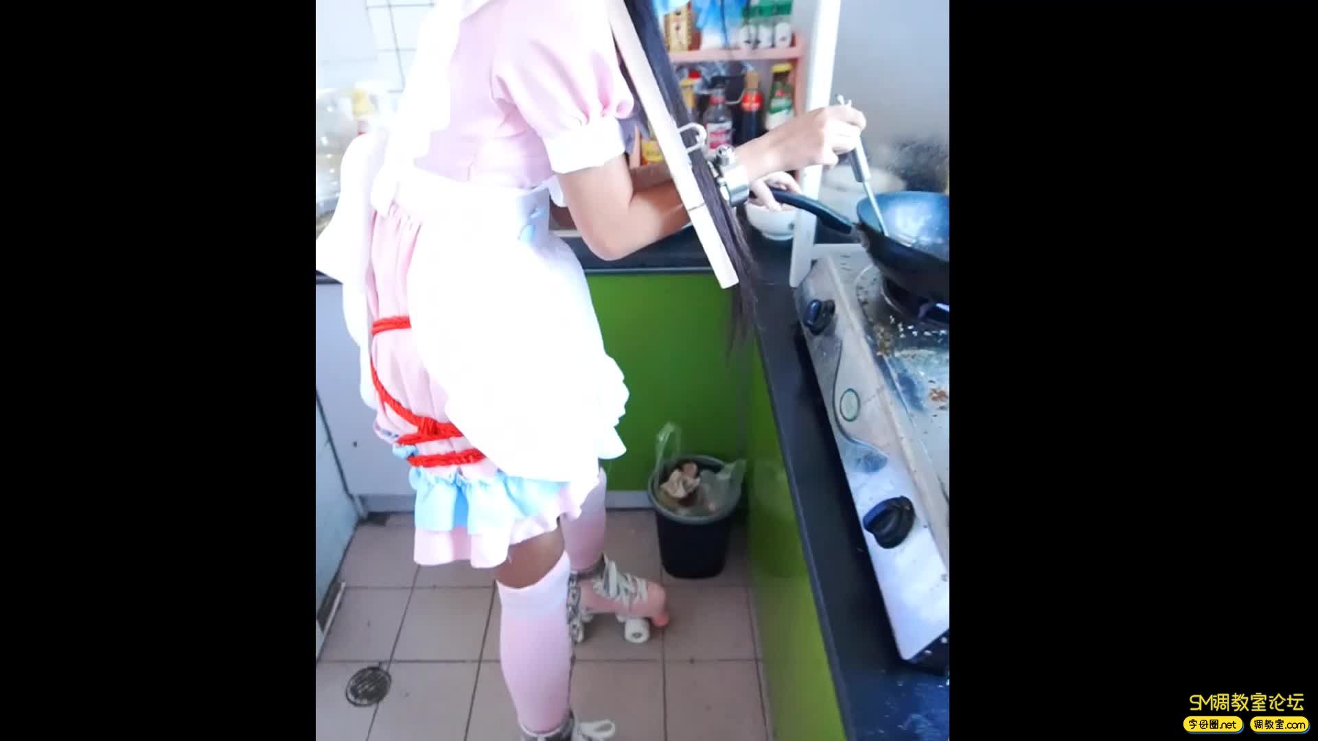 冷与贝  定拍轮滑女孩的一天，拘束捆绑状态下起床做饭吃饭挑战-视频截图5
