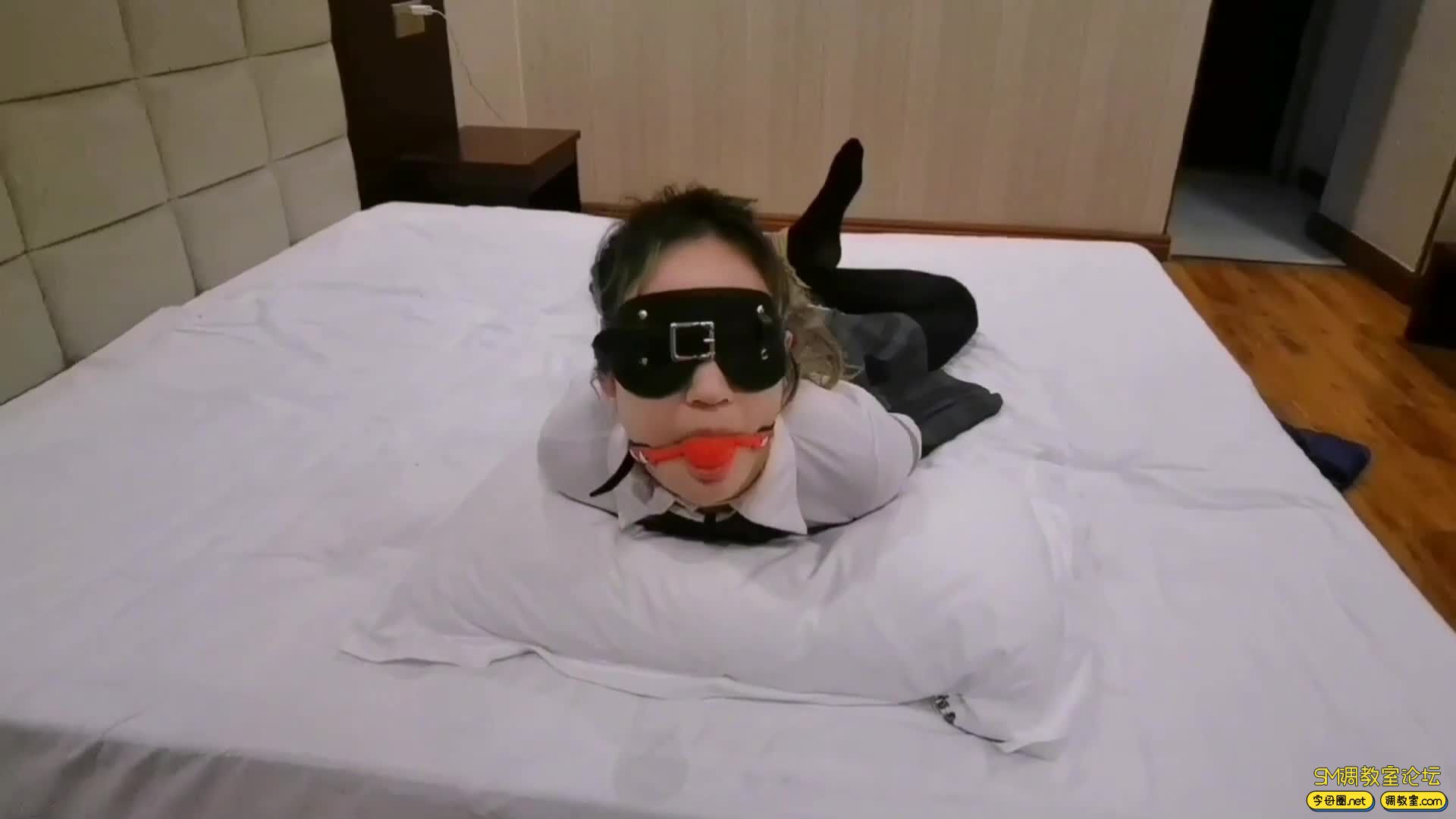 得了鼻炎和肩周炎的大长腿JK女孩竞敢体验捆绑，是舒服还是难受-视频截图3