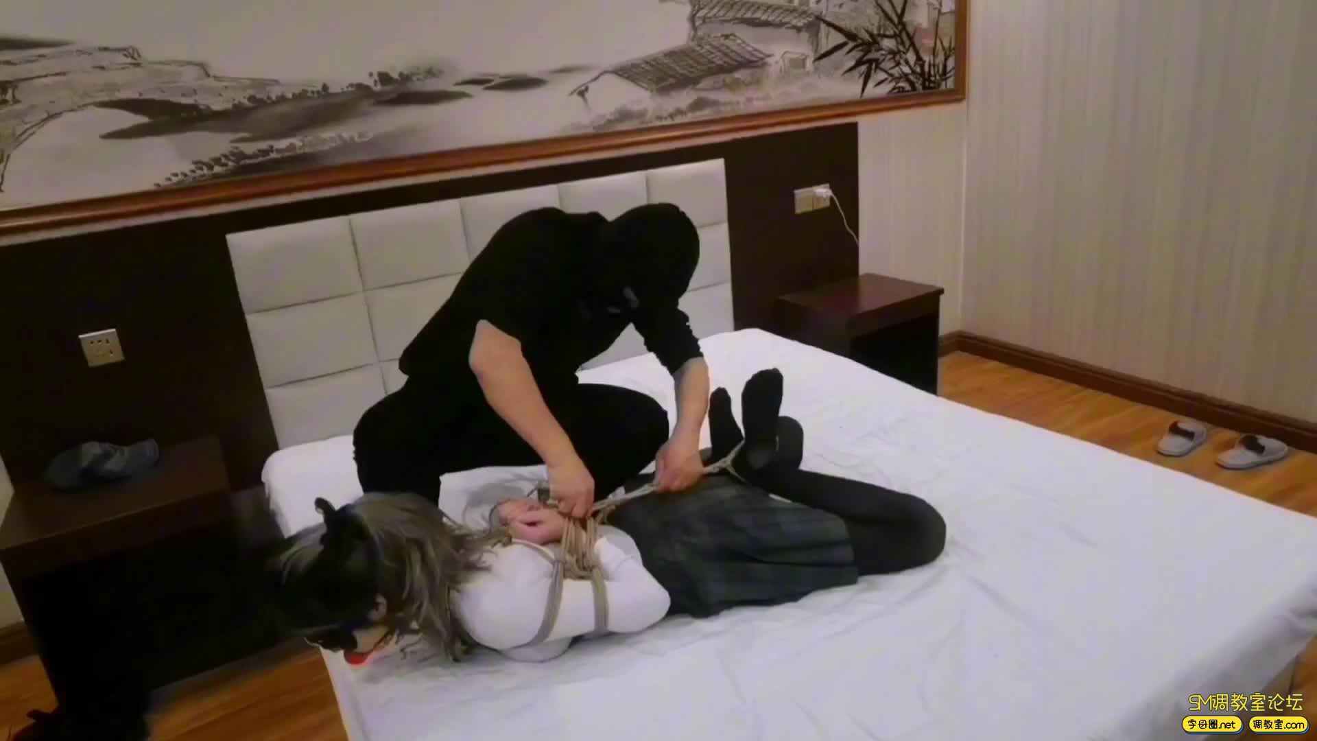 得了鼻炎和肩周炎的大长腿JK女孩竞敢体验捆绑，是舒服还是难受-视频截图2