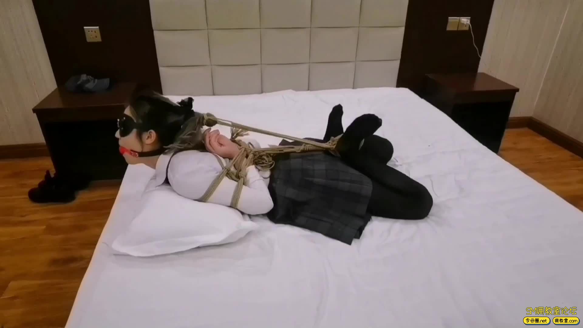 得了鼻炎和肩周炎的大长腿JK女孩竞敢体验捆绑，是舒服还是难受-视频截图5